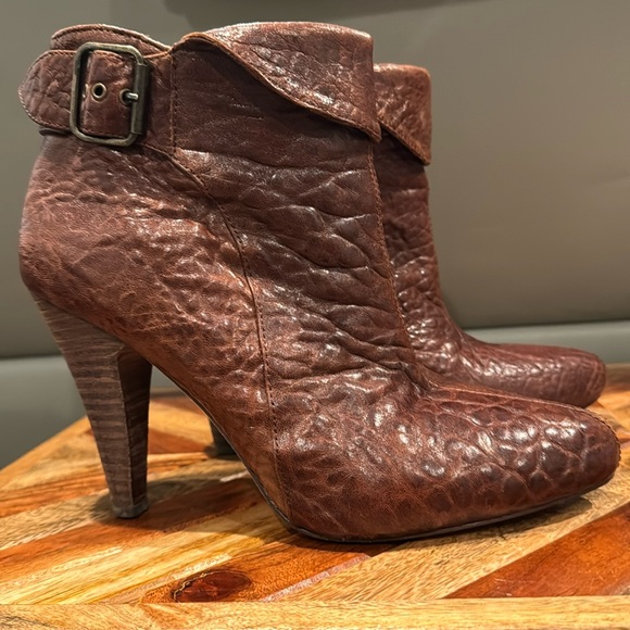 Cynthia Vincent leather bootie size 6.5 - Picture 1 of 6